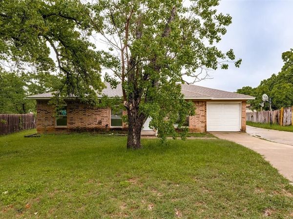 520 Lake Crest Parkway, Azle, TX 76020