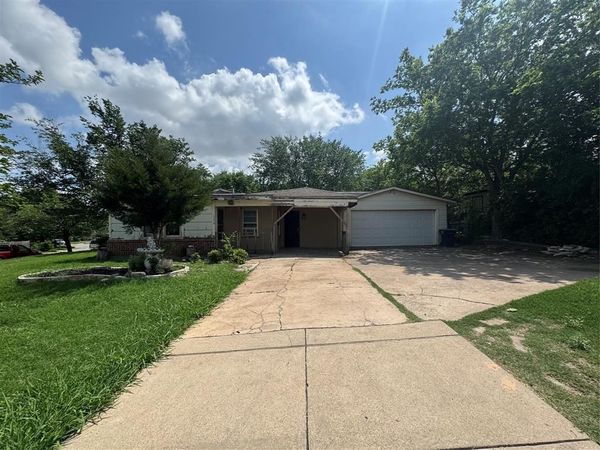 1301 Sharondale Street , Fort Worth, TX 76115