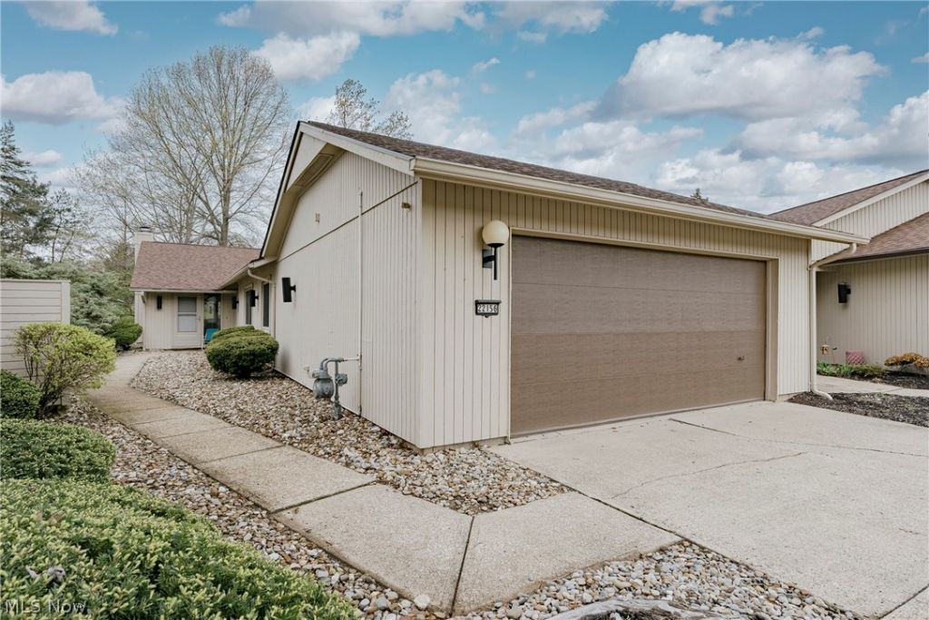 22156 Meadowsouth Court , Strongsville, OH 44149