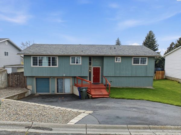 809 E Valleyview Ln, Colfax, WA 99163
