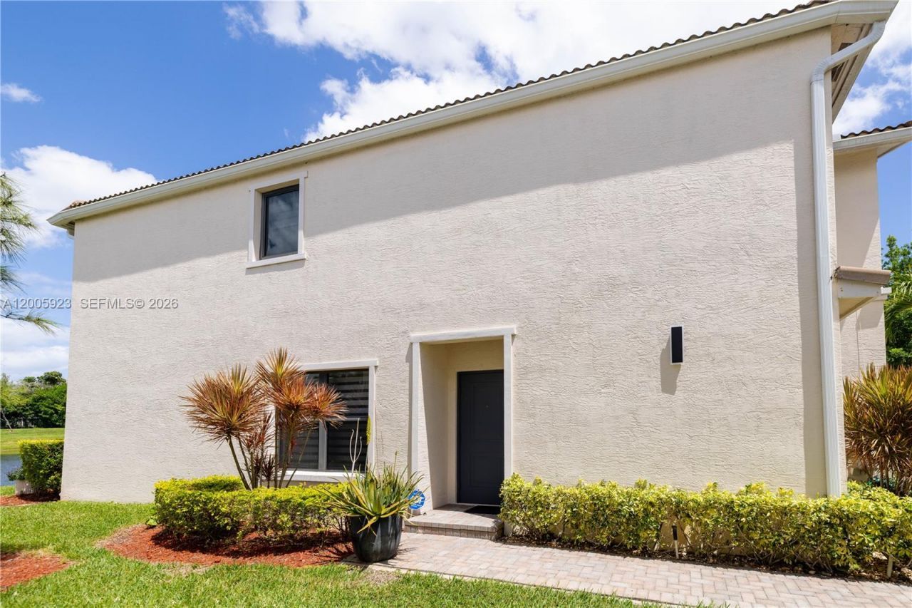 345 NE 194th Ln , Miami, FL 33179 Photo