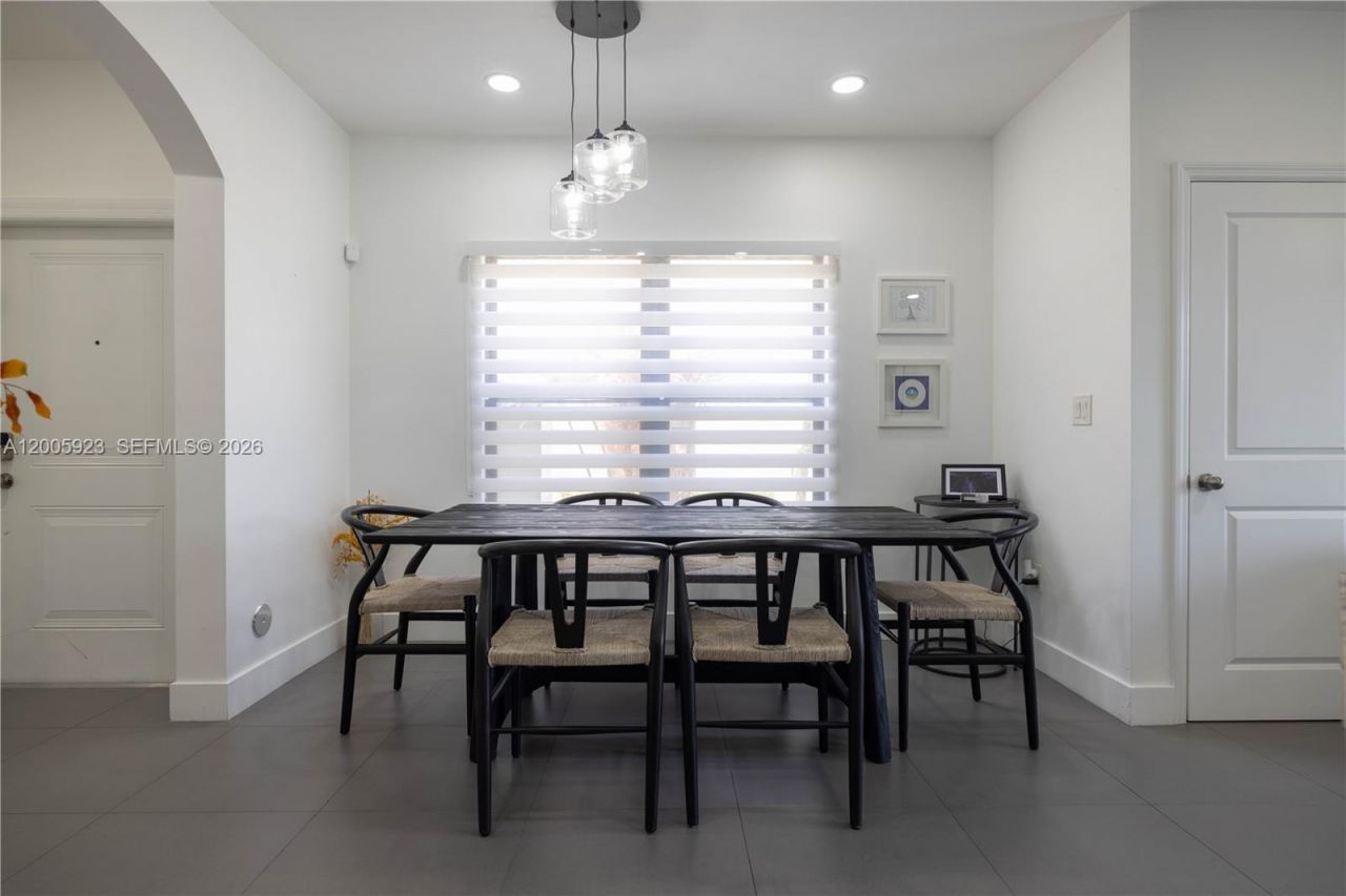 345 NE 194th Ln , Miami, FL 33179 Photo