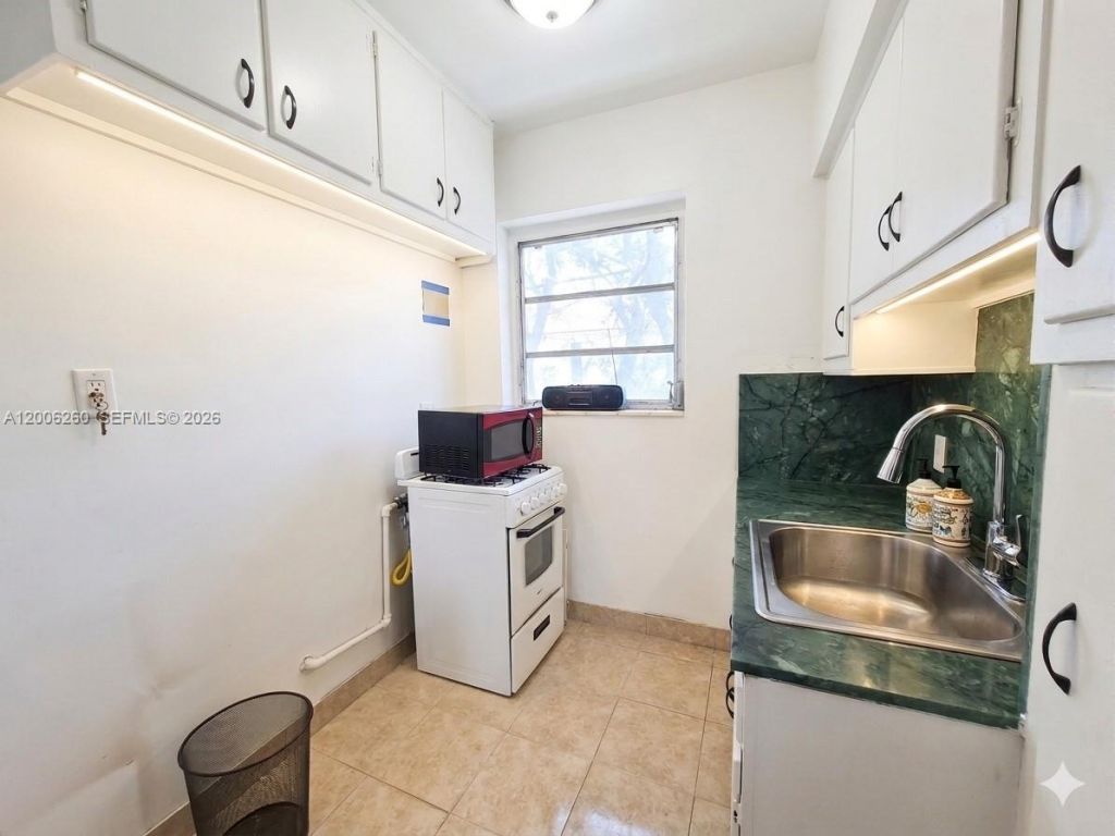 4740 Pine Tree Dr, Unit 20, Miami Beach, FL 33140 Photo