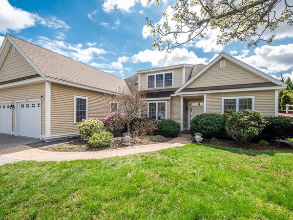 102 Candlewood Ln, Unit 102, Clinton, MA 01510