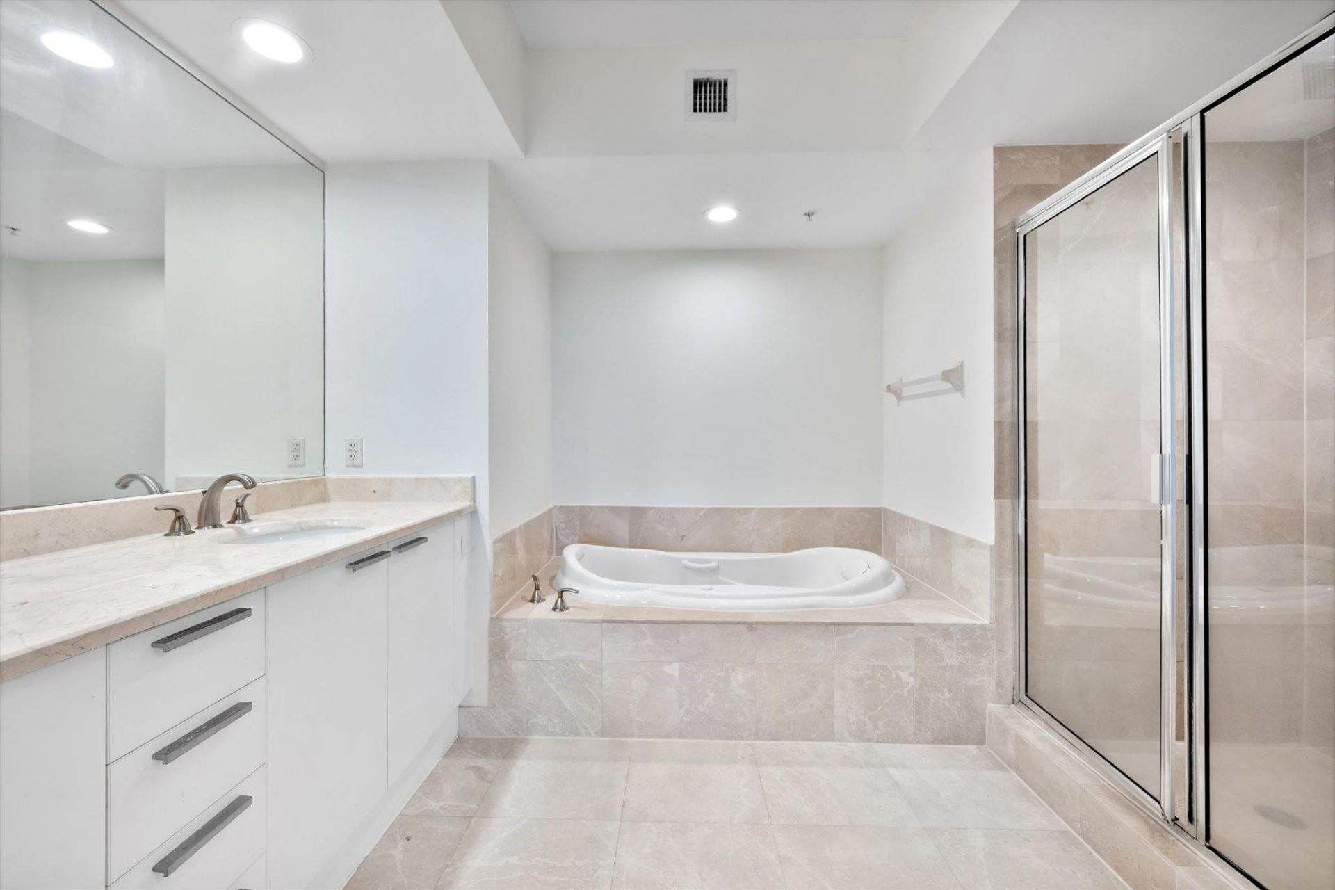 15051 Royal Oaks Lane, Unit 2106, North Miami, FL 33181 Photo