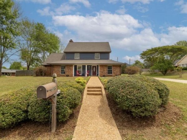102 Acorn, Starkville, MS 39759