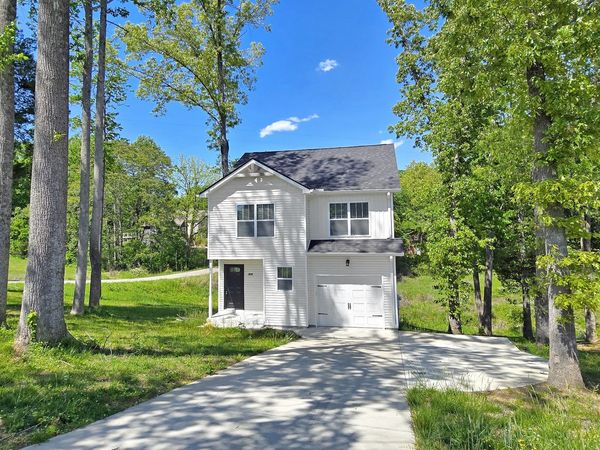 2015 Rosemary Dr , Clarksville, TN 37042