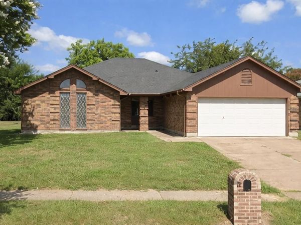 6206 Aires Drive, Arlington, TX 76001