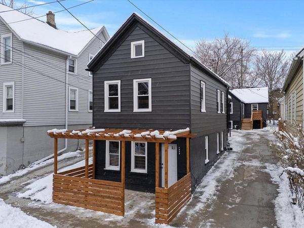 1850 N Warren AVENUE, Milwaukee, WI 53202