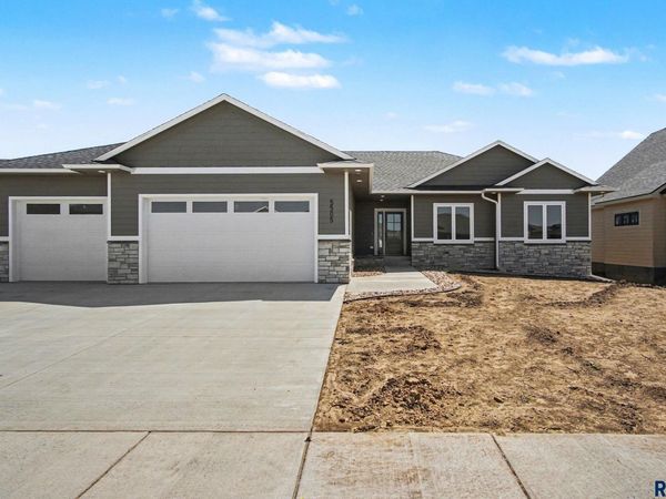 5505 E Morningside Cir, Sioux Falls, SD 57110