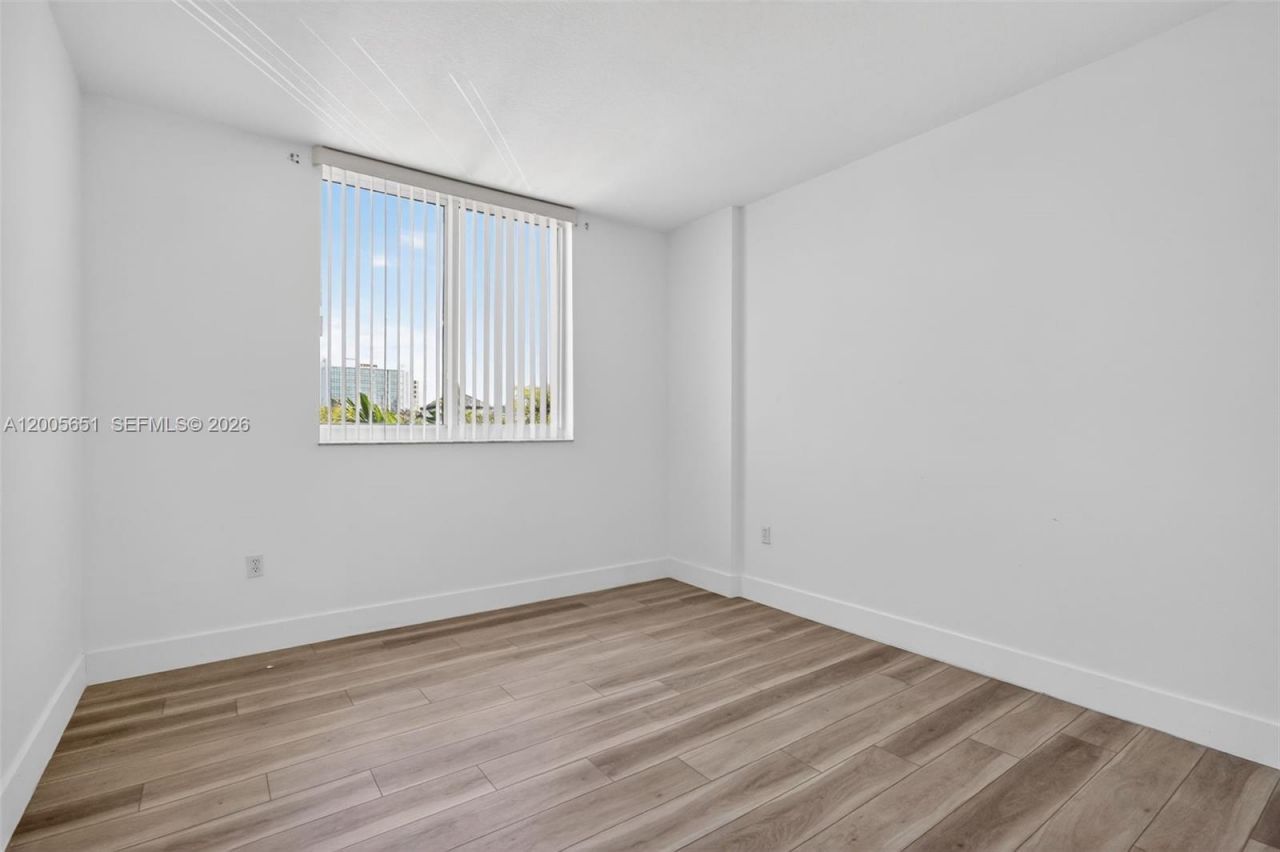 2775 NE 187th St , Unit 202, Aventura, FL 33180 Photo