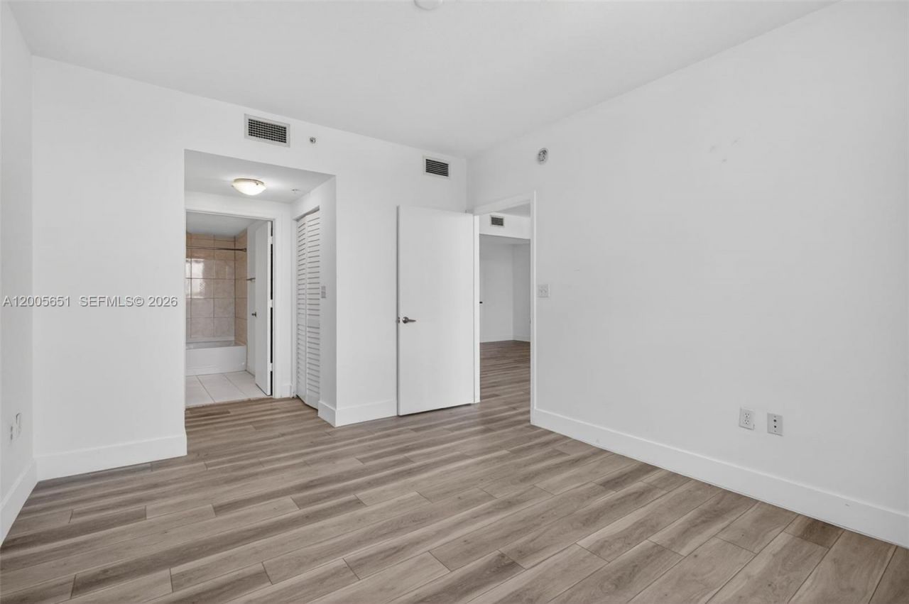 2775 NE 187th St , Unit 202, Aventura, FL 33180 Photo