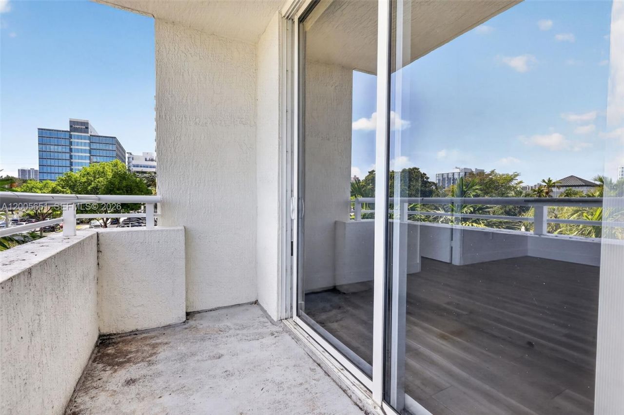 2775 NE 187th St , Unit 202, Aventura, FL 33180 Photo