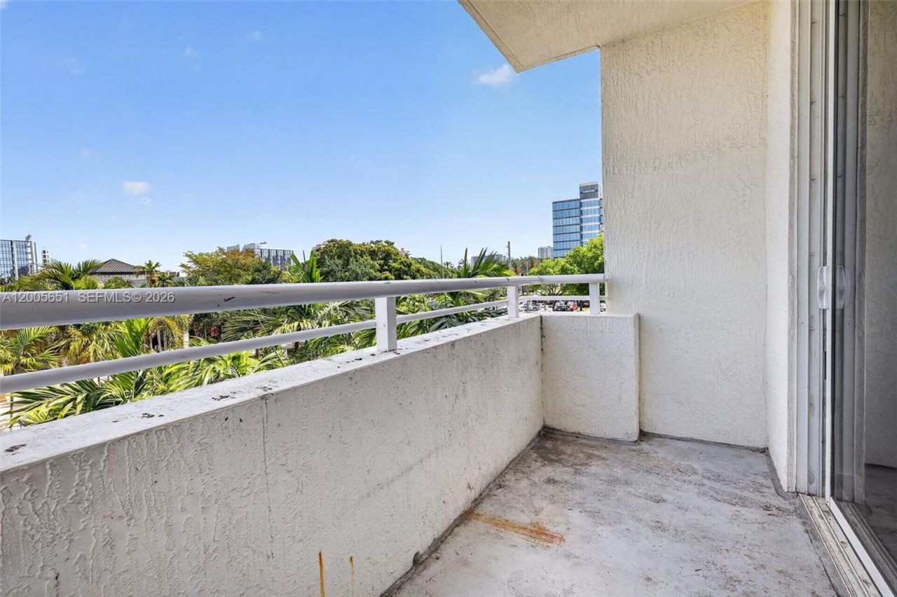 2775 NE 187th St , Unit 202, Aventura, FL 33180 Photo
