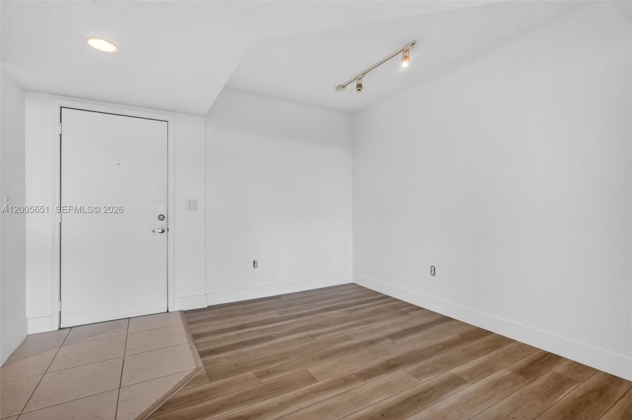 2775 NE 187th St , Unit 202, Aventura, FL 33180 Photo