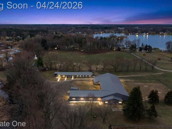 1050 Oxbow Lake Road, White Lake Twp, MI 48386