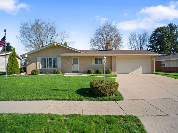6057 Thornapple Dr, Greendale, WI 53129