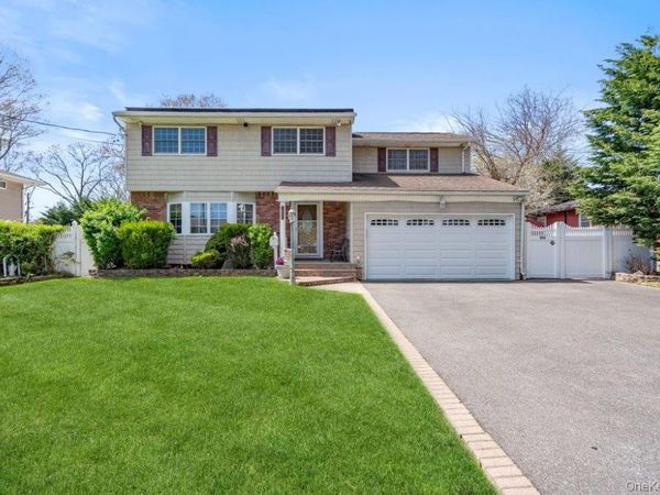 1300 Oak Avenue , West Islip, NY 11795