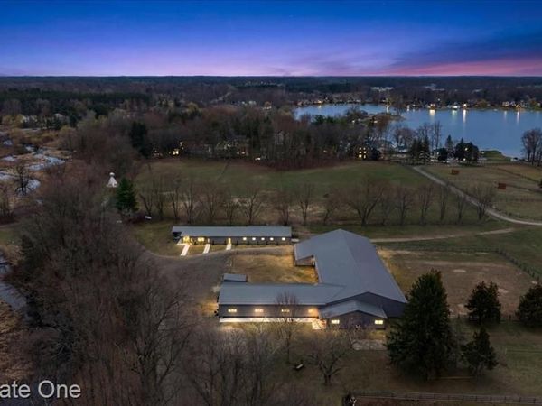 1050 OXBOW LAKE Road, White Lake Twp, MI 48386