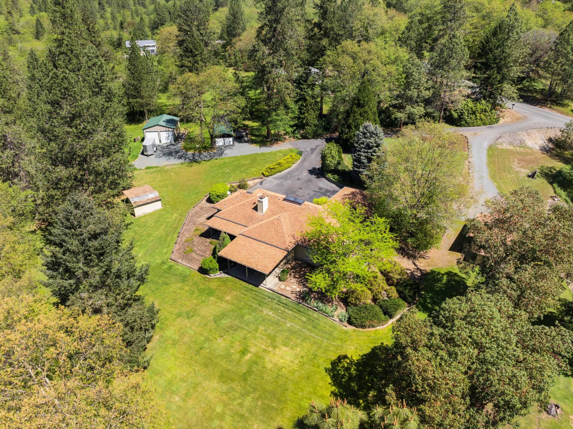 254 El Camino Way, Grants Pass, OR 97526 Main Photo