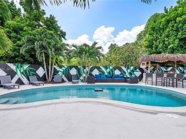 14830 N Spur Dr , Miami, FL 33161