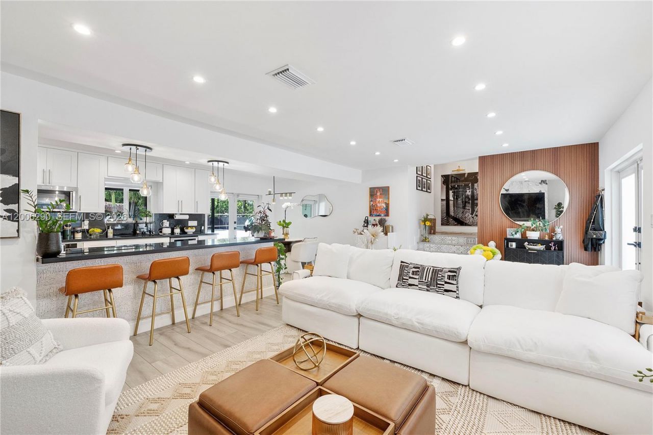 14830 N Spur Dr , Miami, FL 33161 Photo