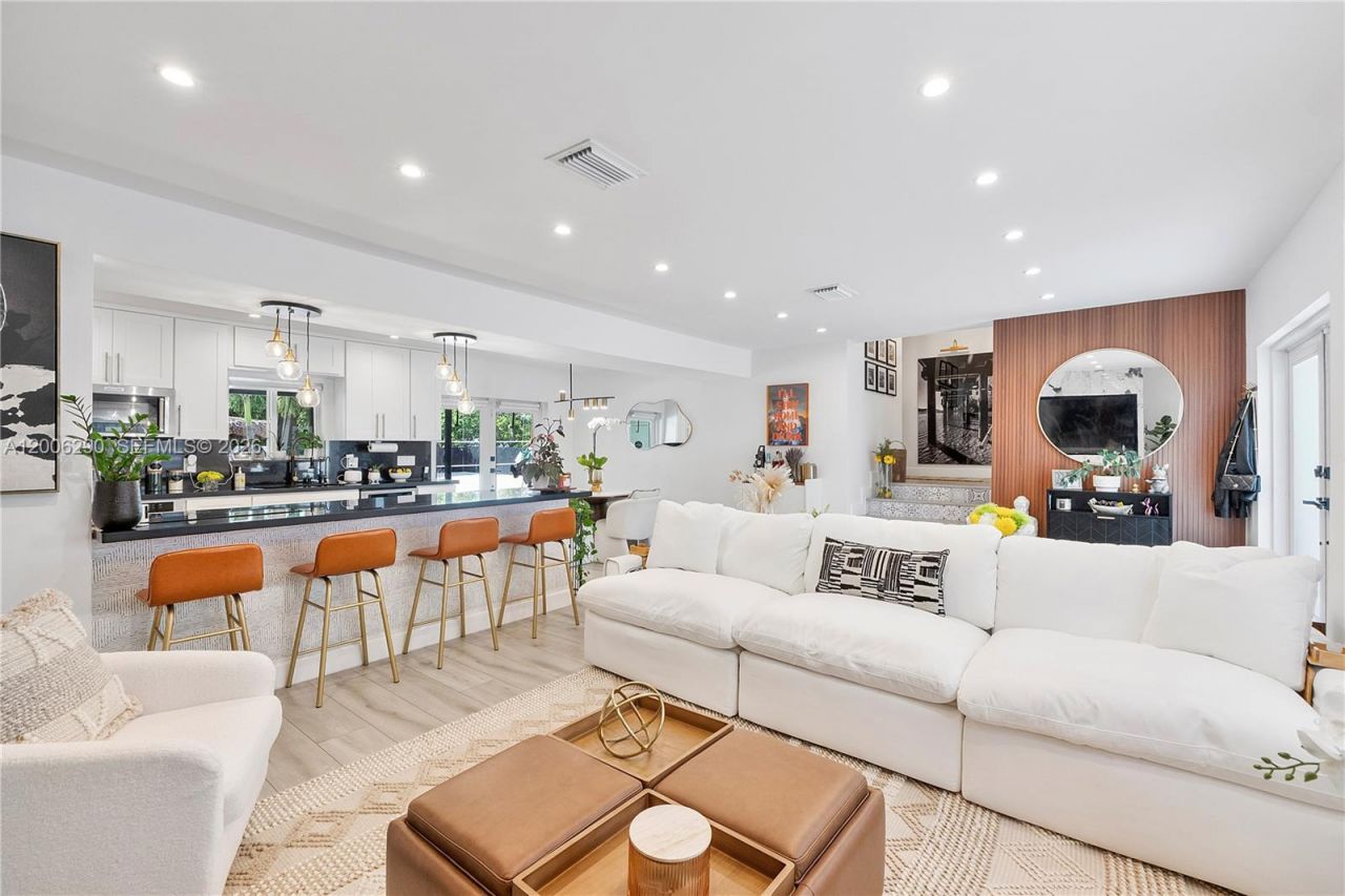 14830 N Spur Dr , Miami, FL 33161 Photo