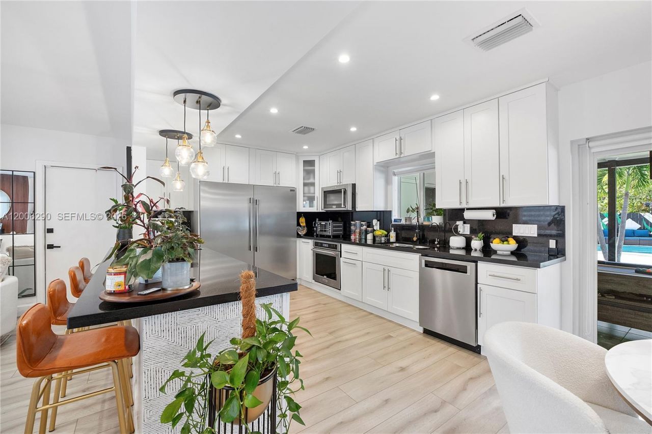 14830 N Spur Dr , Miami, FL 33161 Photo