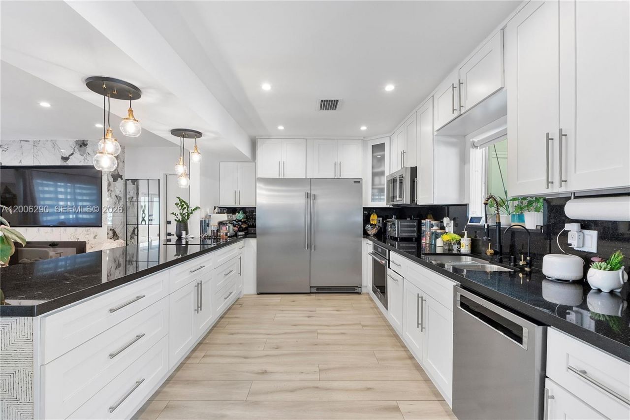 14830 N Spur Dr , Miami, FL 33161 Photo