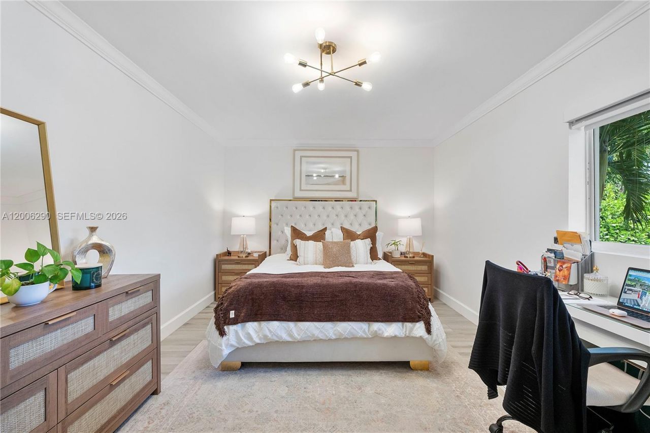 14830 N Spur Dr , Miami, FL 33161 Photo