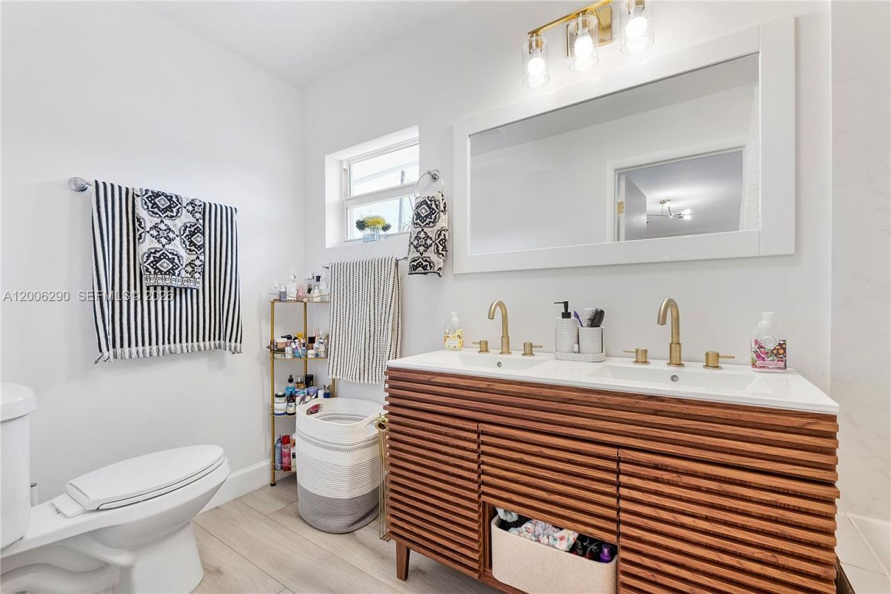 14830 N Spur Dr , Miami, FL 33161 Photo