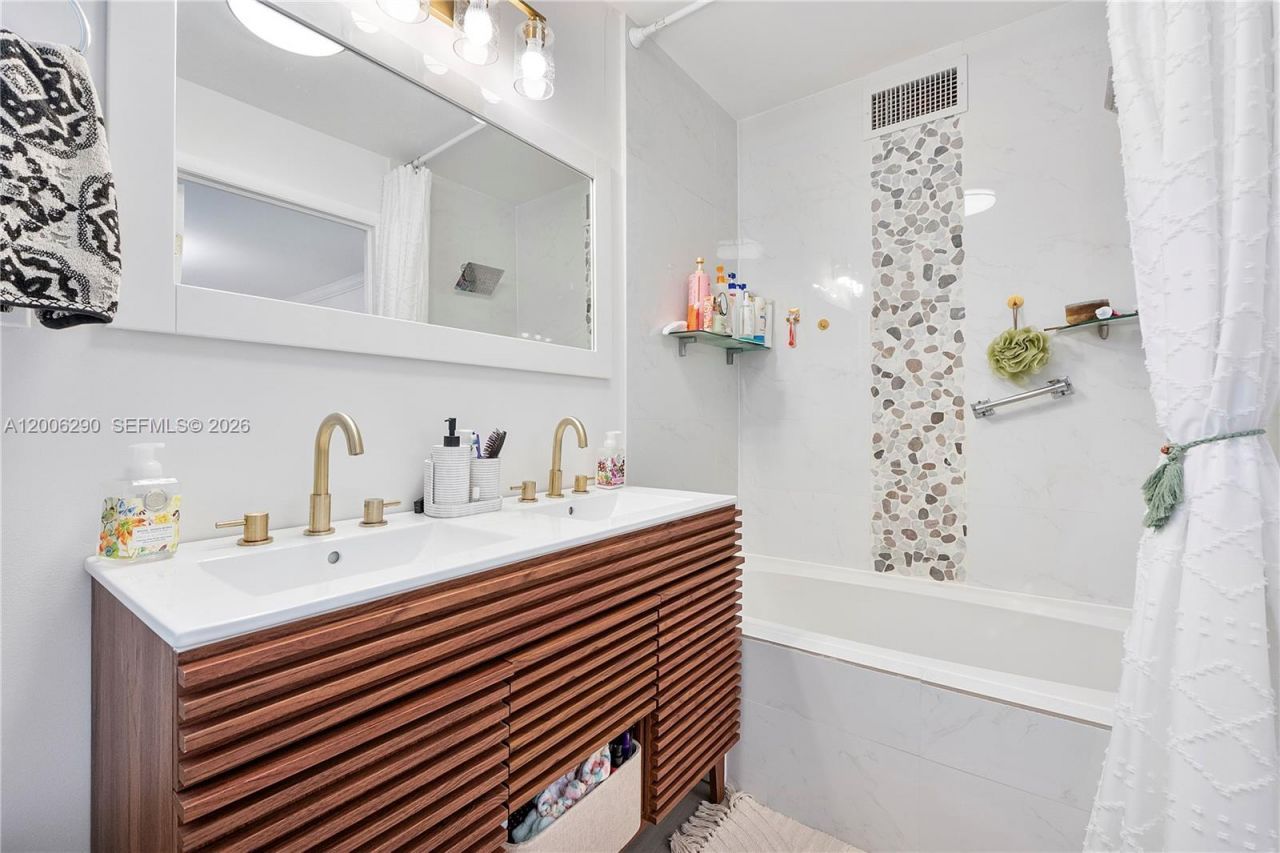 14830 N Spur Dr , Miami, FL 33161 Photo