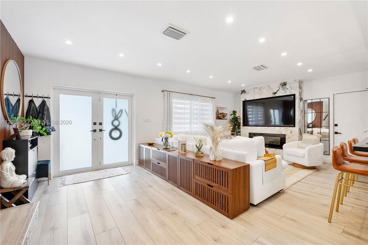 14830 N Spur Dr , Miami, FL 33161 Photo