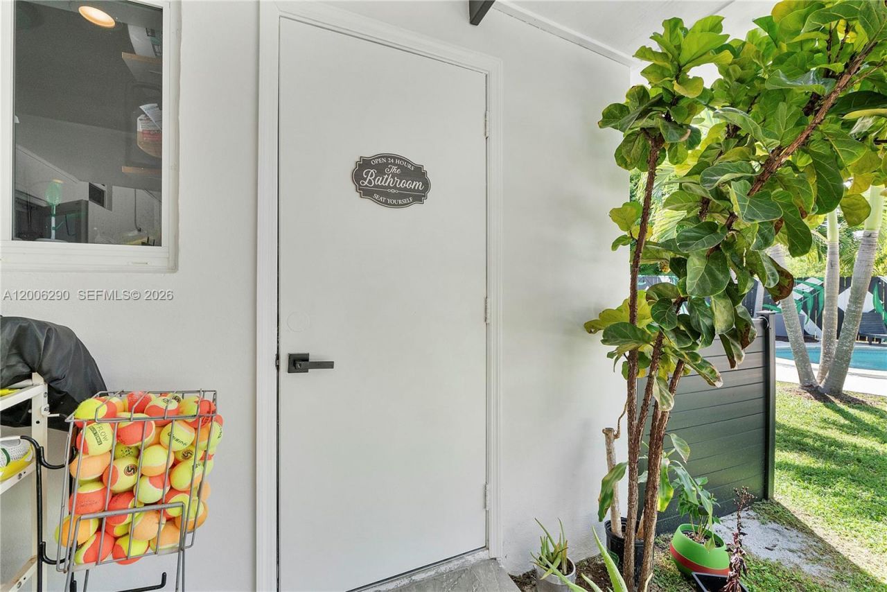 14830 N Spur Dr , Miami, FL 33161 Photo