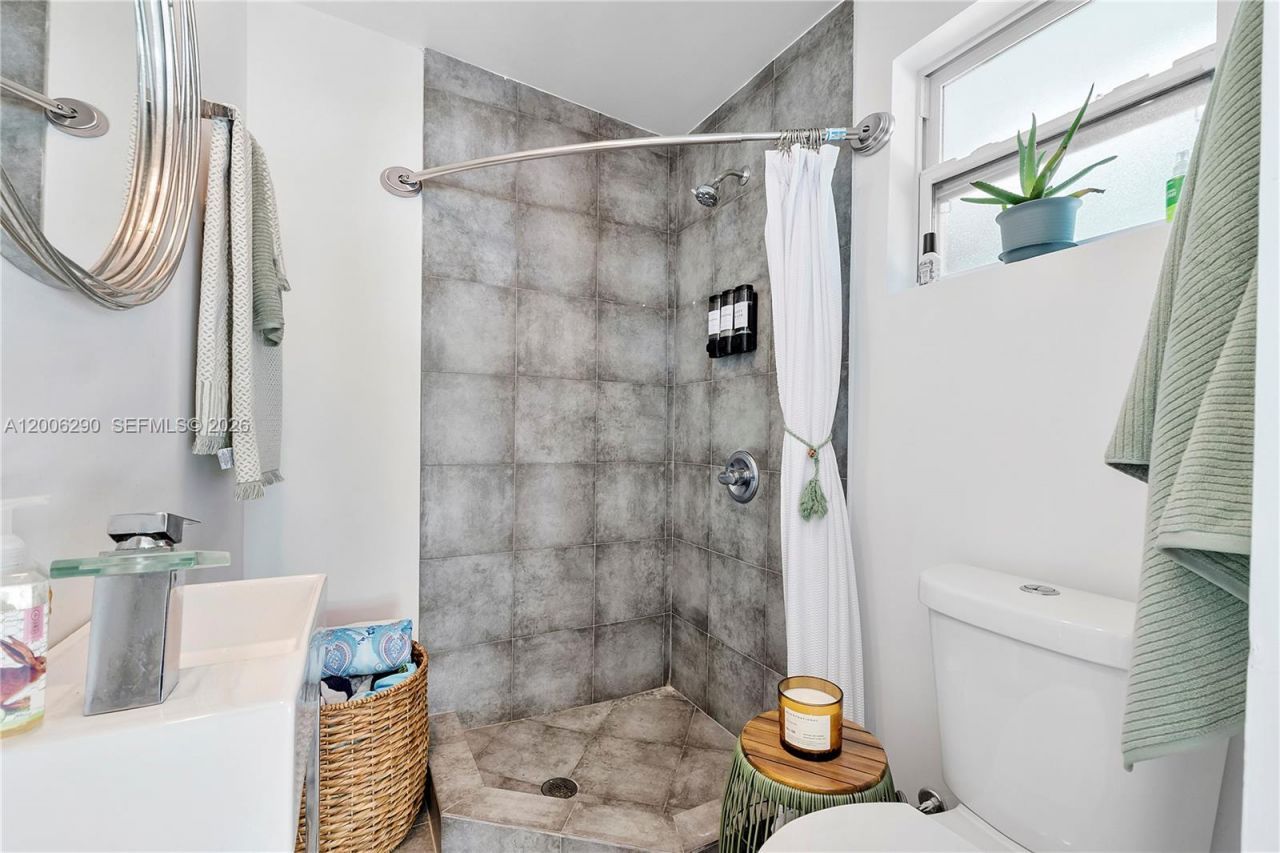 14830 N Spur Dr , Miami, FL 33161 Photo