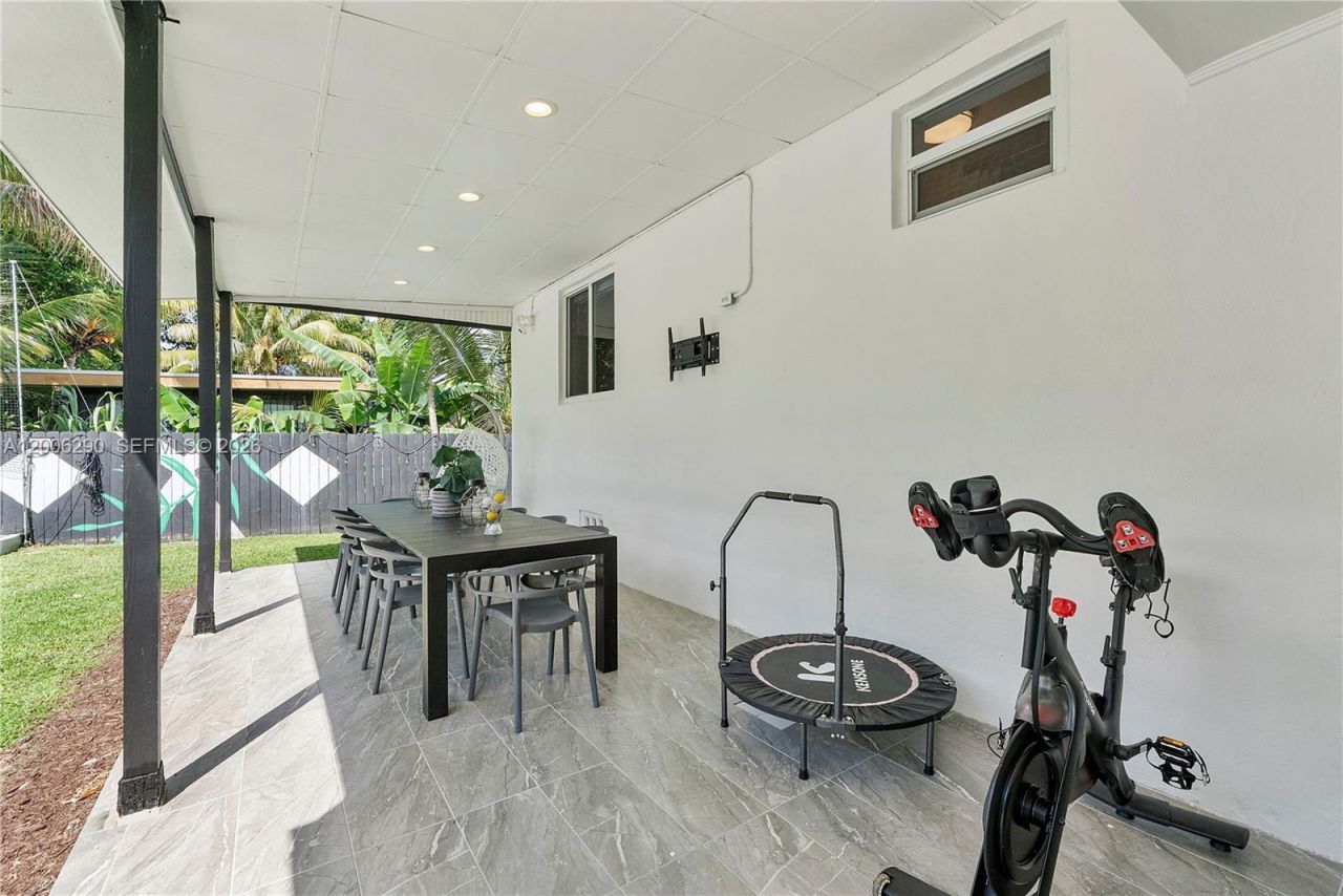 14830 N Spur Dr , Miami, FL 33161 Photo