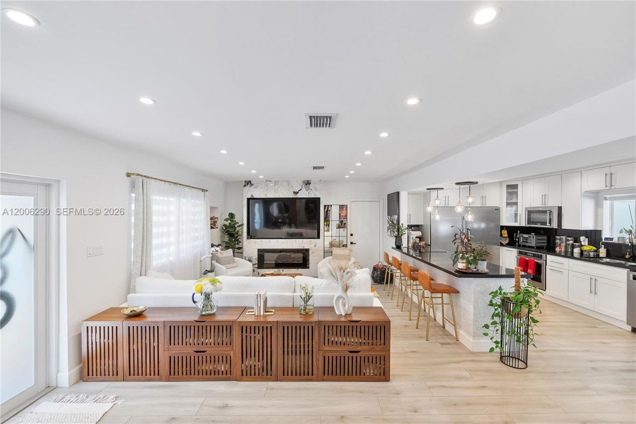 14830 N Spur Dr , Miami, FL 33161 Photo