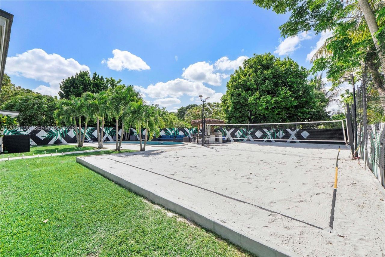 14830 N Spur Dr , Miami, FL 33161 Photo