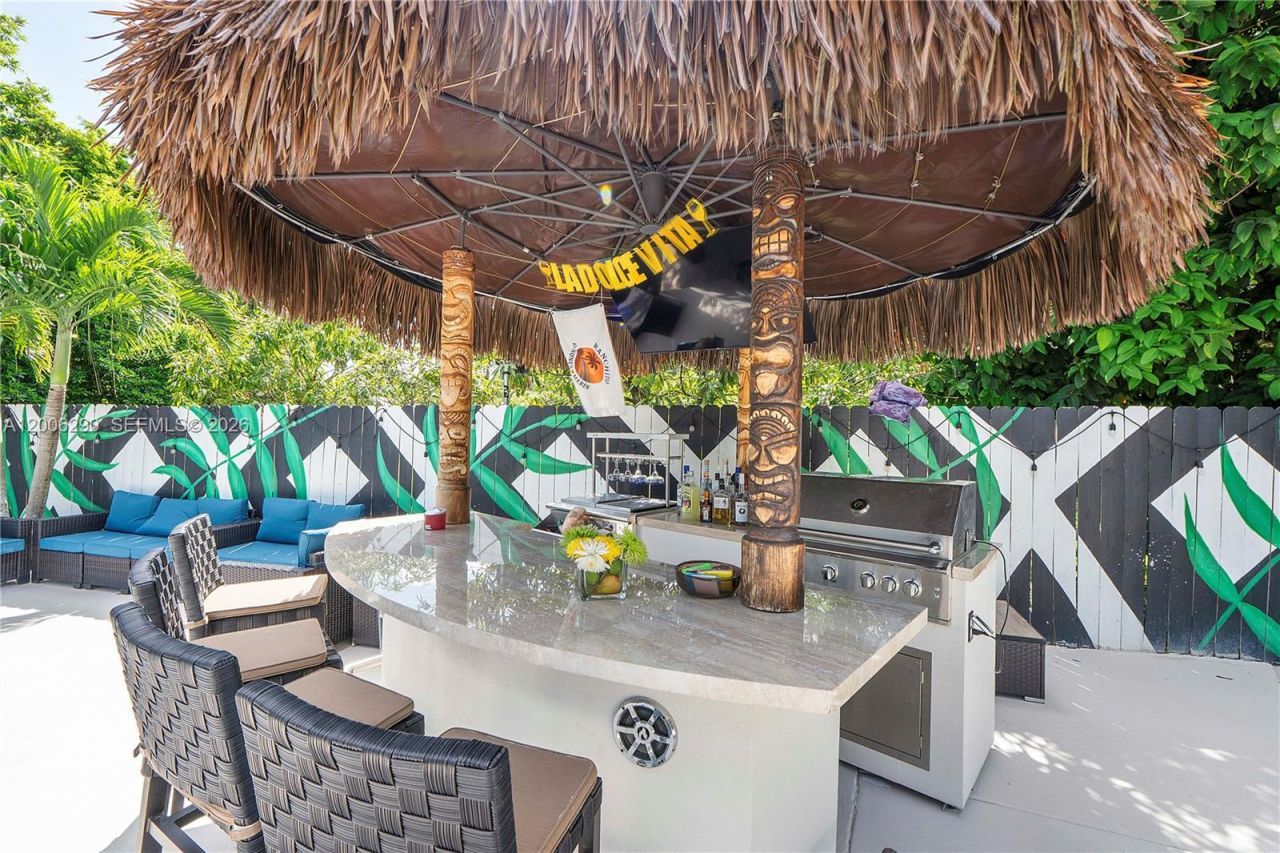 14830 N Spur Dr , Miami, FL 33161 Photo