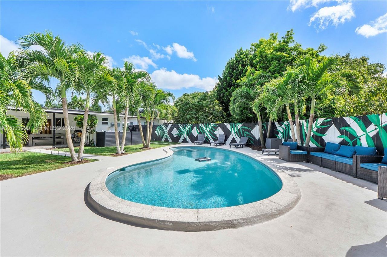 14830 N Spur Dr , Miami, FL 33161 Photo