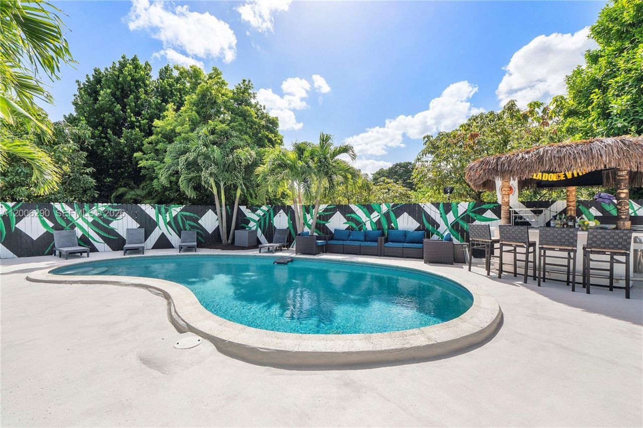 14830 N Spur Dr , Miami, FL 33161 Photo