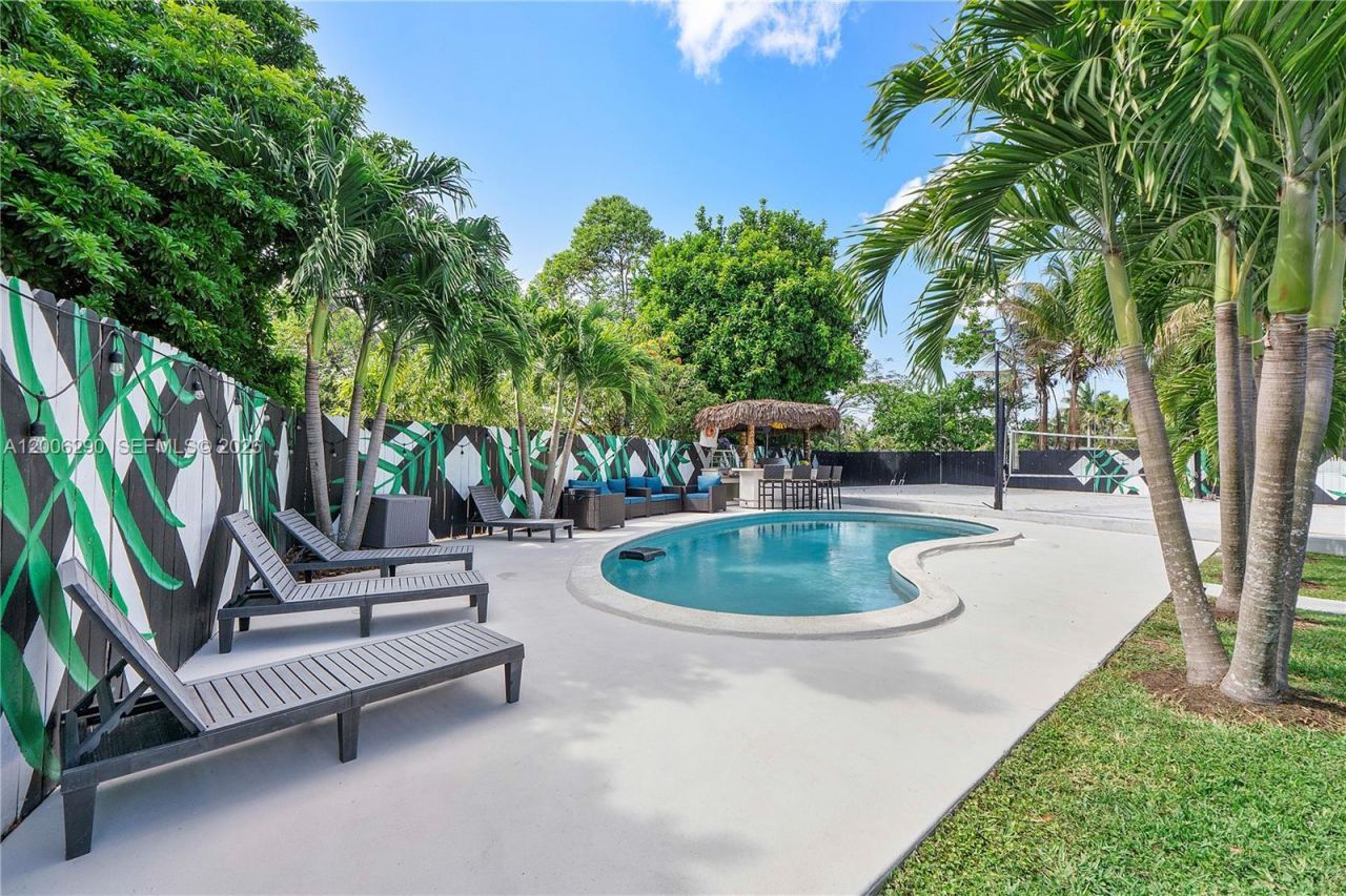 14830 N Spur Dr , Miami, FL 33161 Photo