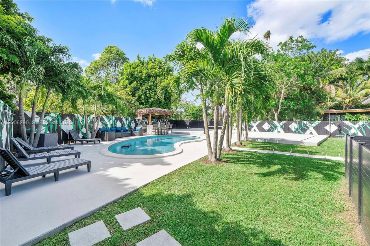 14830 N Spur Dr , Miami, FL 33161 Photo