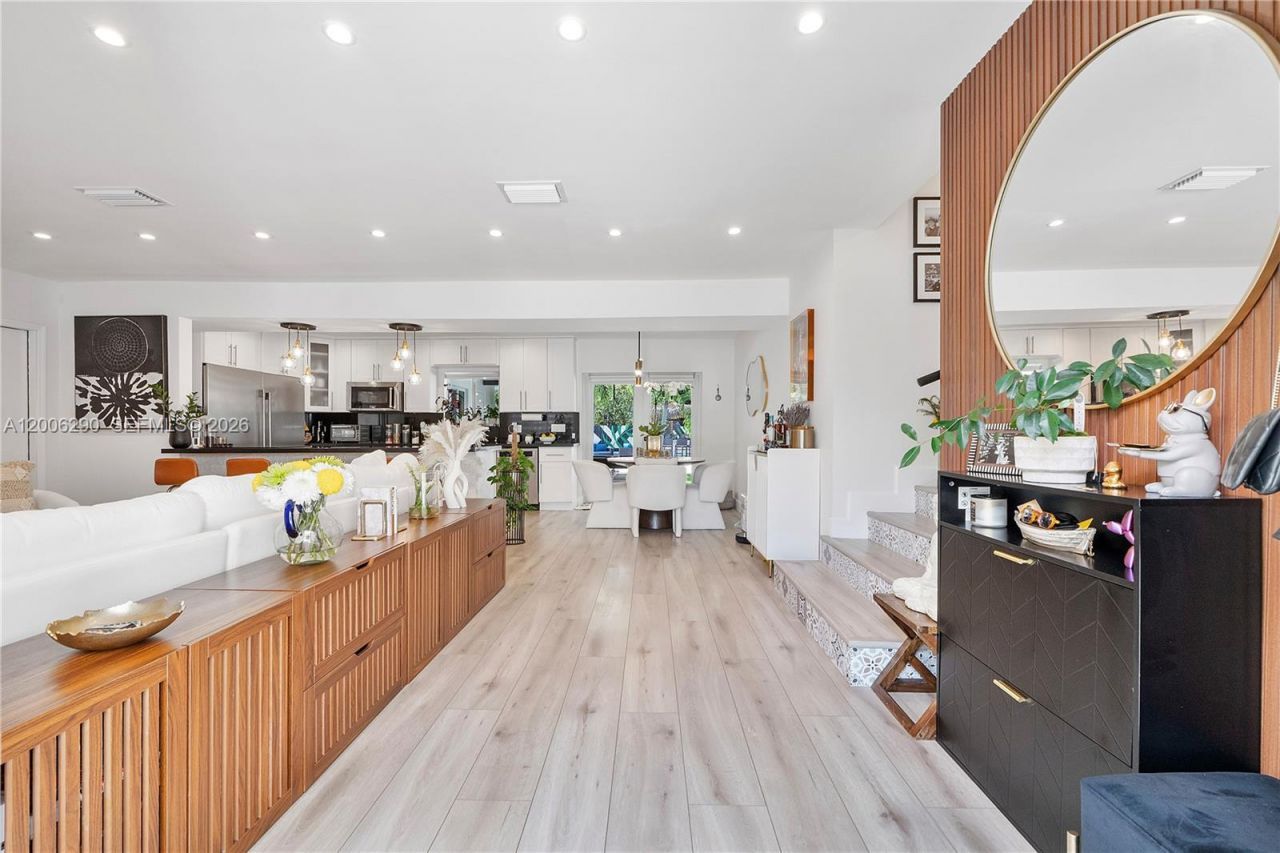 14830 N Spur Dr , Miami, FL 33161 Photo