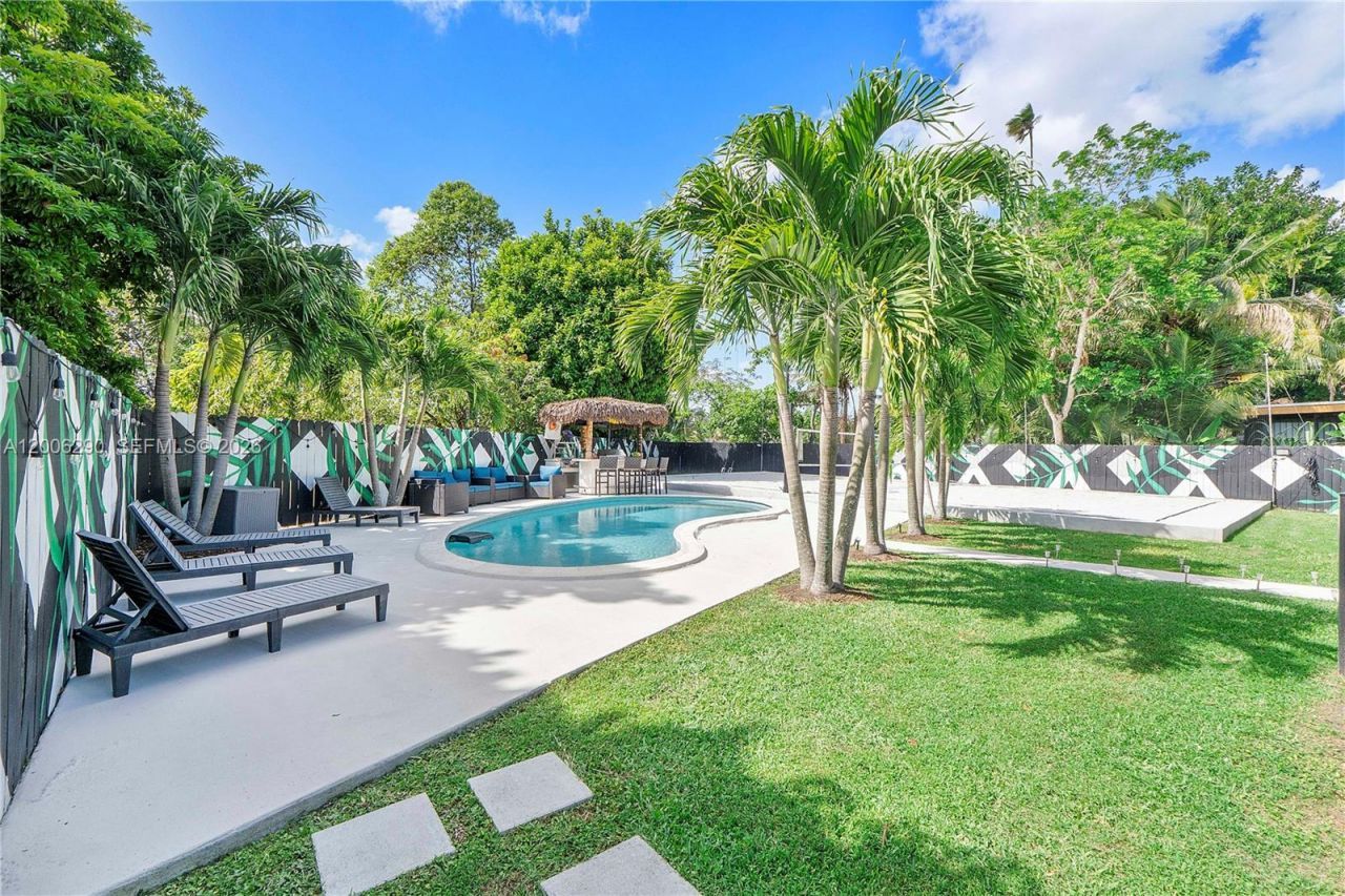 14830 N Spur Dr , Miami, FL 33161 Photo