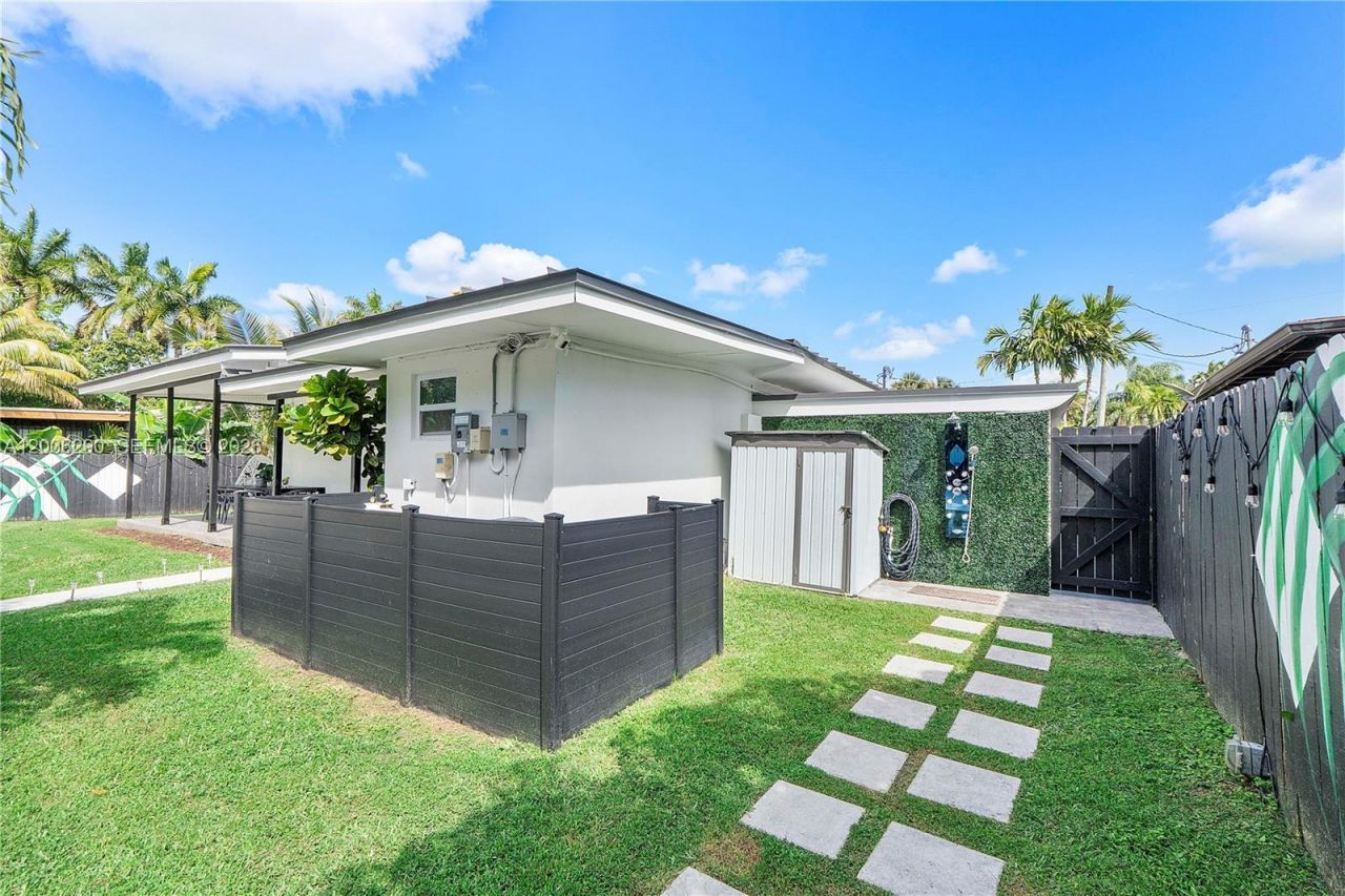 14830 N Spur Dr , Miami, FL 33161 Photo