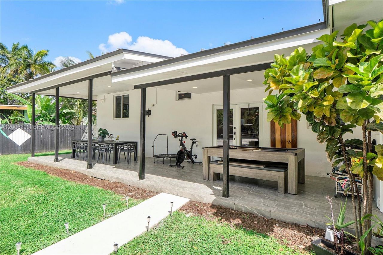 14830 N Spur Dr , Miami, FL 33161 Photo