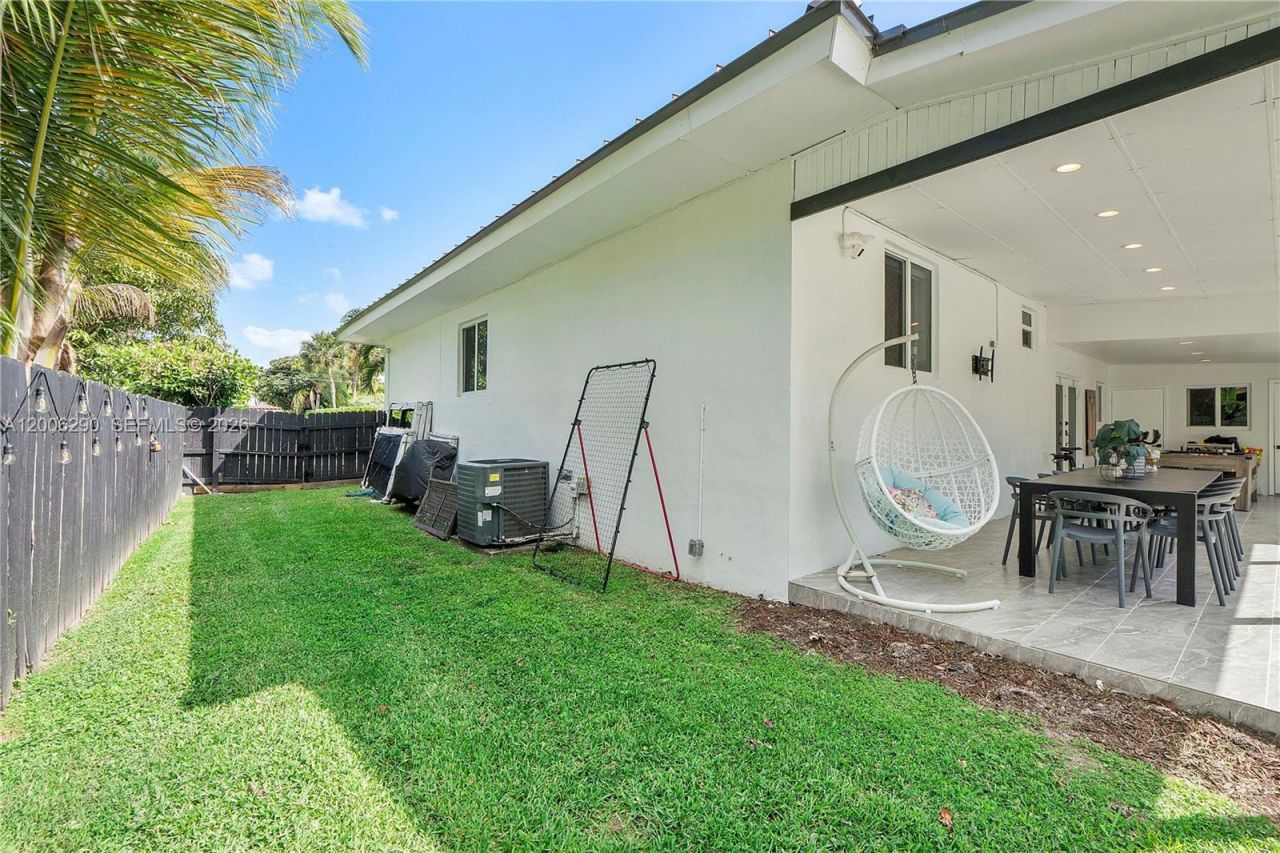 14830 N Spur Dr , Miami, FL 33161 Photo