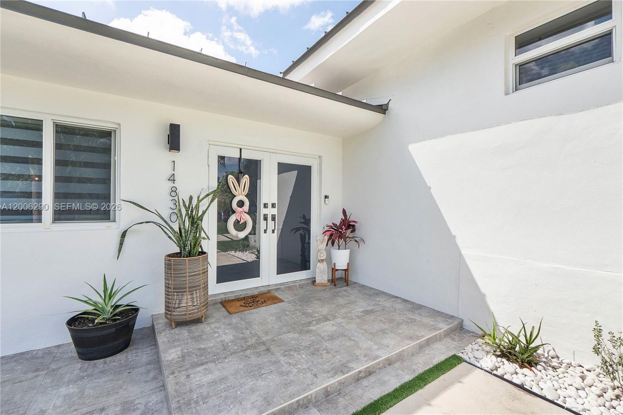 14830 N Spur Dr , Miami, FL 33161 Photo