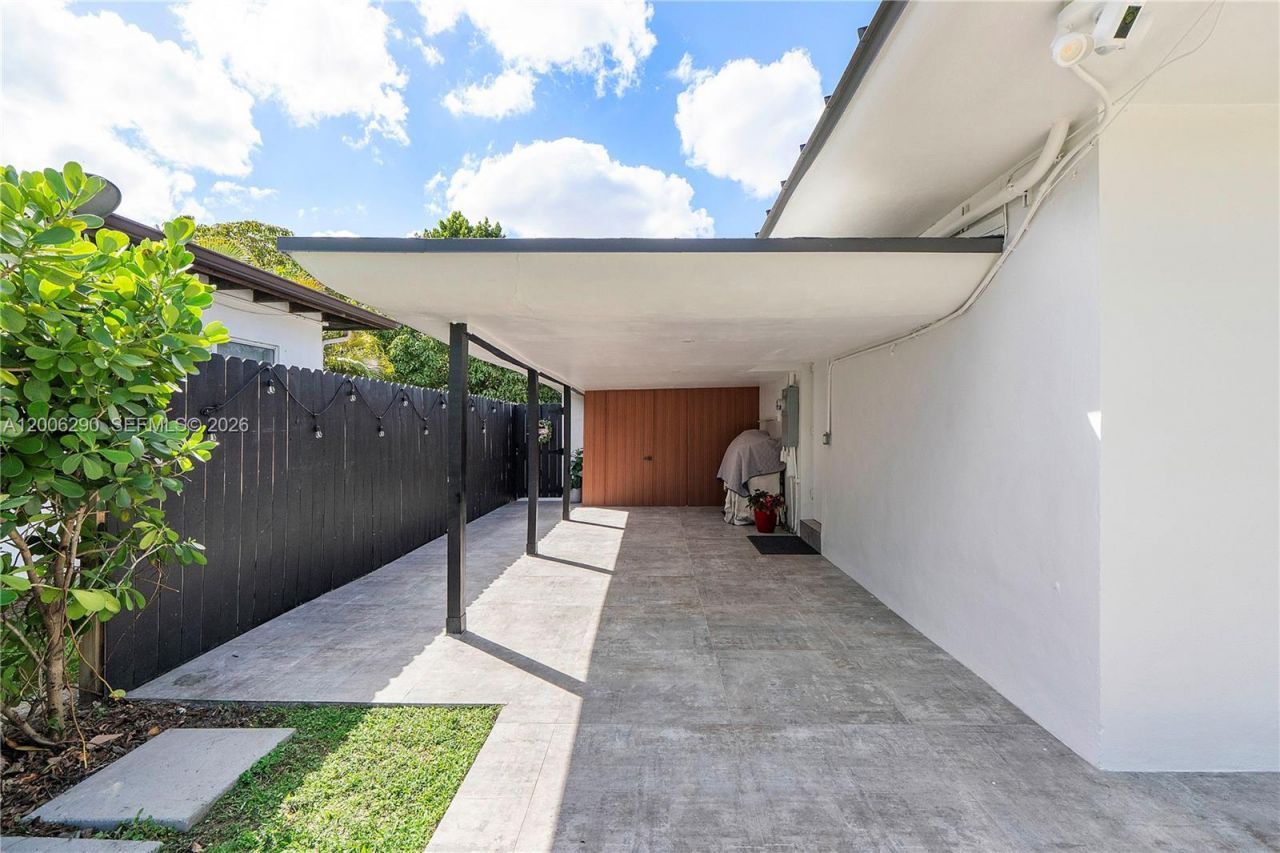 14830 N Spur Dr , Miami, FL 33161 Photo